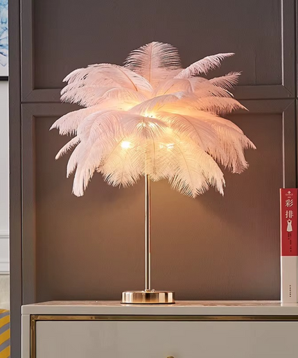 Ekskluzywna lampa stojąca z piór | Złota lampa z naturalnymi strusimi piórami