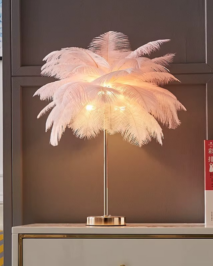 Ekskluzywna lampa stojąca z piór | Złota lampa z naturalnymi strusimi piórami