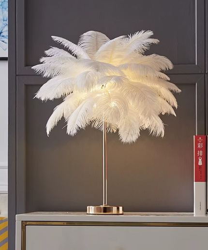 Ekskluzywna lampa stojąca z piór | Złota lampa z naturalnymi strusimi piórami