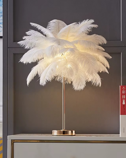 Ekskluzywna lampa stojąca z piór | Złota lampa z naturalnymi strusimi piórami