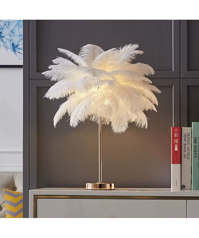 Ekskluzywna lampa stojąca z piór | Złota lampa z naturalnymi strusimi piórami
